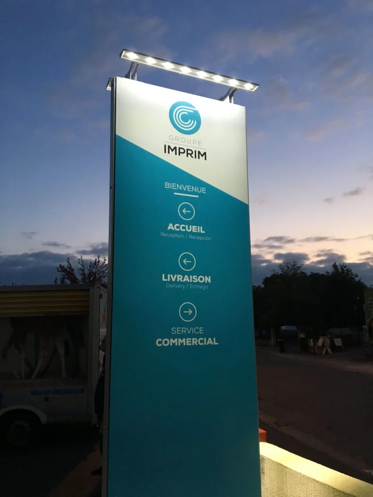 Totem extérieur en signalétique Marseille