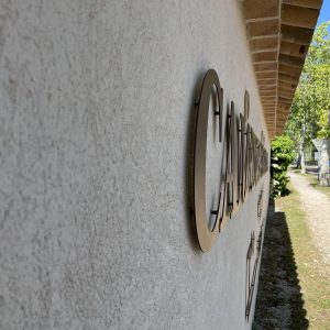 Enseigne caisson lumineux avec lettres PVC lumineuses