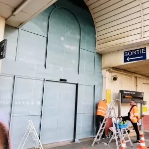 Pose d'enseigne à Marseille