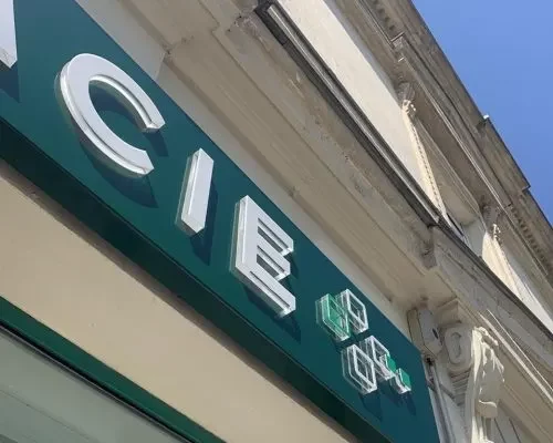 Préparation du site pose d'enseigne à Marseille